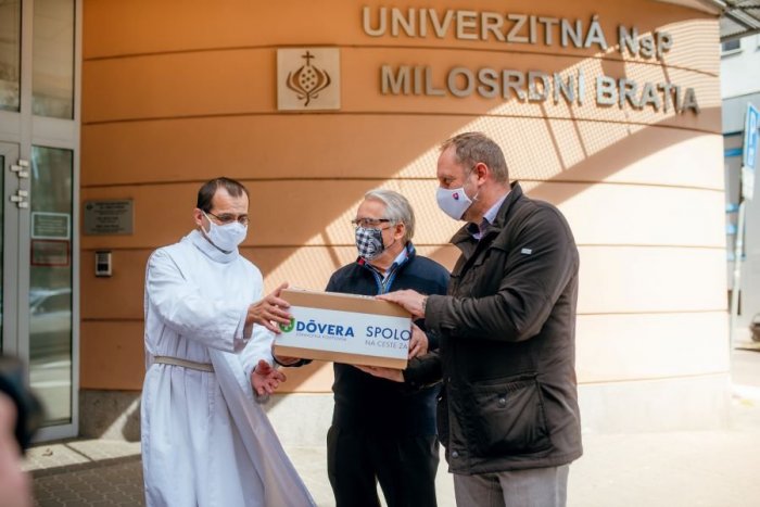 Ilustračný obrázok k článku Dôvera vybavila ochrannými pomôckami ďalších zdravotníkov