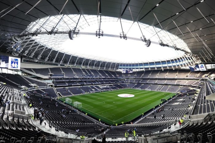 Ilustračný obrázok k článku Londýnsky klub poskytol štadión na testovanie: Moderná aréna sa premenila na nemocnicu! FOTO