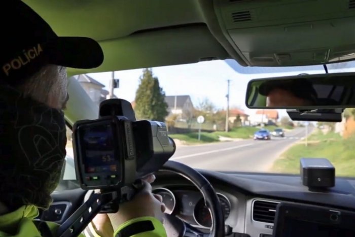 Ilustračný obrázok k článku Vodiča čaká nepríjemná pošta od polície: Po meste si to šinul 103 km/h