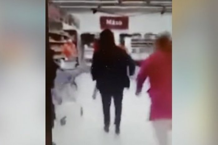 Ilustračný obrázok k článku Hromadná bitka a výkriky v obchodnom dome. Zaznelo aj: „On má vírus, zabi ho!“ + VIDEO