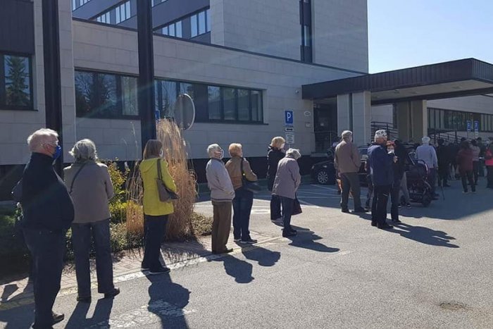 Ilustračný obrázok k článku Mikulášska radnica vyzýva na elektronickú úhradu daní: Pred úradom boli zástupy