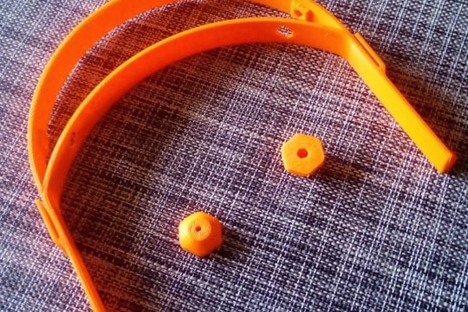 Ilustračný obrázok k článku Rožňavská škola sa zapojila do pomoci: Na 3D tlačiarni vyrábajú ochranné štíty, FOTO