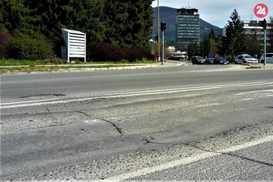 Ilustračný obrázok k článku Cestu opravujú, najhorší úsek nie: Zostanú po drahej rekonštrukcii koľaje? FOTO