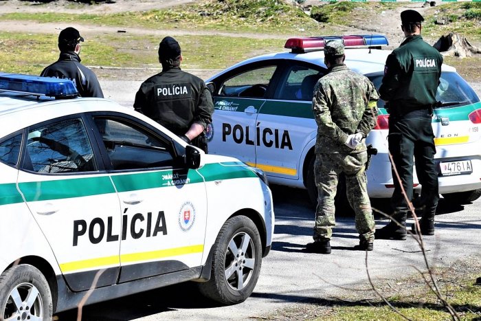 Ilustračný obrázok k článku Kontrola rúšok sa zvrhla na bitku: Policajtov napadli traja muži, zachránila ich jediná vec