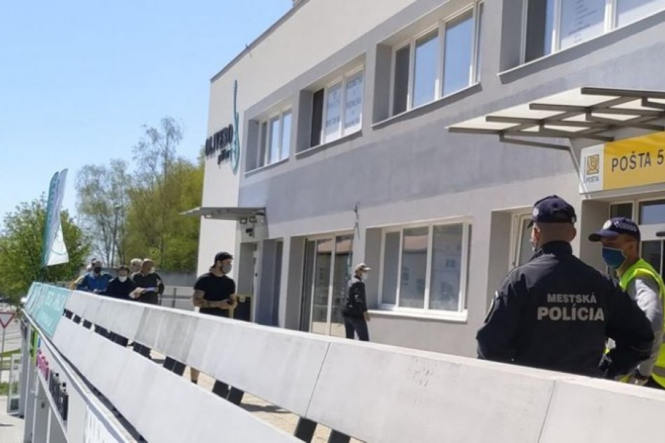 Ilustračný obrázok k článku Vyplácanie dávok v Bystrici? Na ľudí si posvietili mestskí policajti, FOTO
