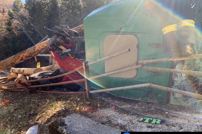 Ilustračný obrázok k článku FOTO priamo z miesta: Prevrátil sa kamión s drevom!