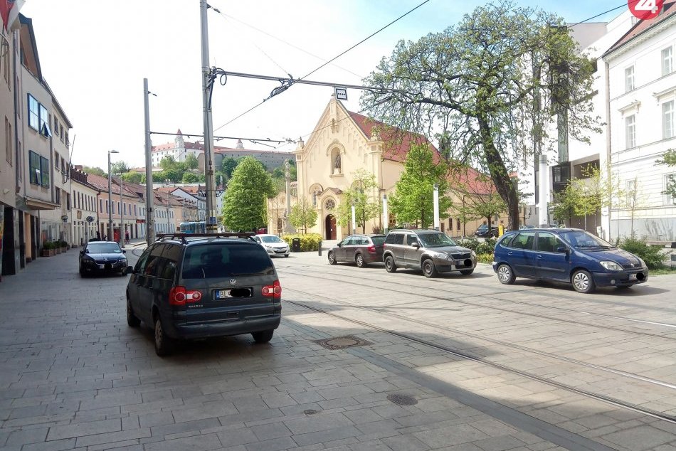 Ilustračný obrázok k článku Bratislava sa vyľudnila. Áut v historickom centre mesta však parkuje čoraz viac