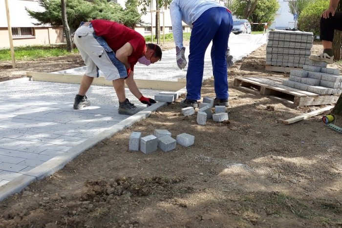 Ilustračný obrázok k článku Skultúrňujú vnútroblok Zátvor, pribúdajú chodníky aj stromy, GALÉRIA