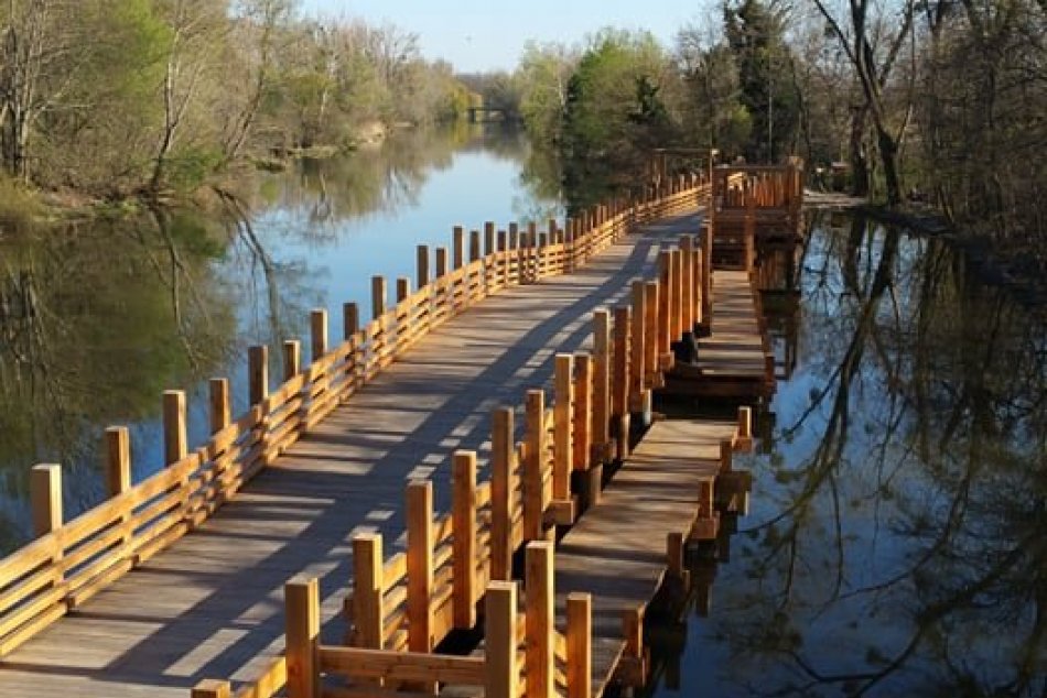 Ilustračný obrázok k článku FOTO: Unikátne drevené korzo vás prevedie ponad hladinu Malého Dunaja