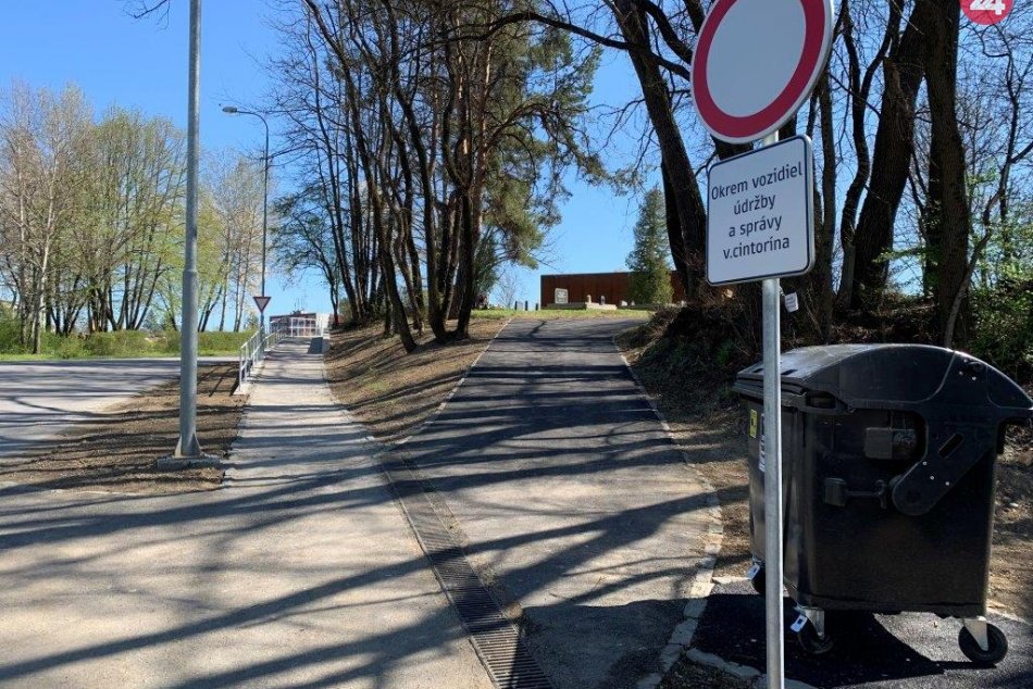 Ilustračný obrázok k článku Obnova vojnového cintorína v Majeri: Chodníkmi a parkovacími miestami to skončiť nemá