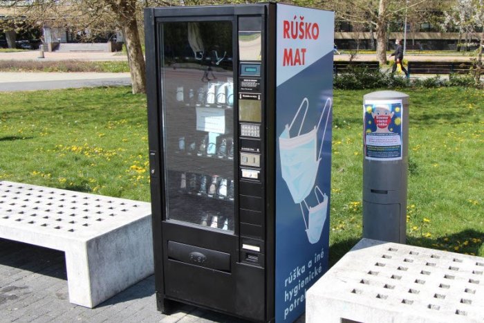 Ilustračný obrázok k článku Rozdávanie rúšok v Lučenci pokračuje: Kúpite ich už aj v automate