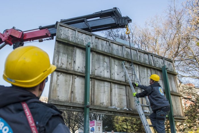 Ilustračný obrázok k článku Muži prišli nanovo postaviť odpílený bilbord: Mesto ho už raz odstránilo