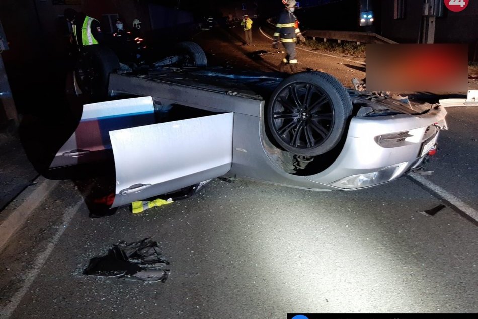 Ilustračný obrázok k článku Vodič BMW to napálil do stĺpa: Vyhasol život mladého dievčaťa (†19), FOTO