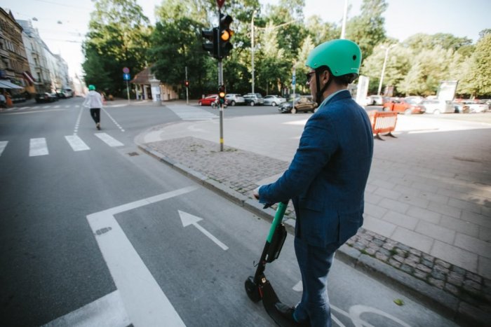 Ilustračný obrázok k článku Nechce sa vám jazdiť MHD? Do Bratislavy dorazili nové zdieľané kolobežky!