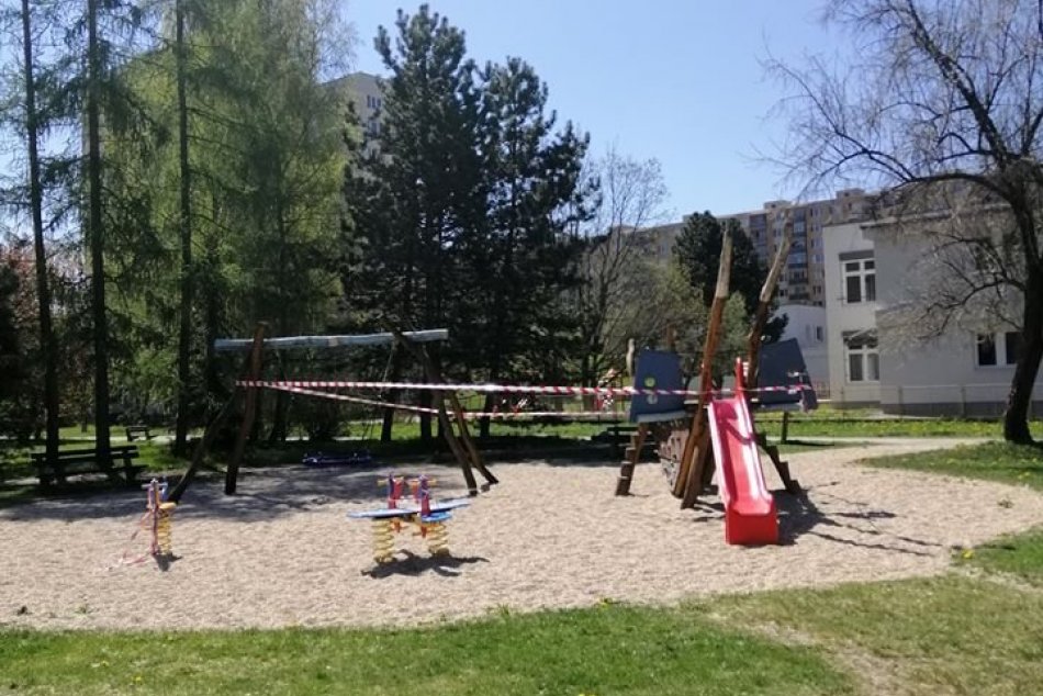 Ilustračný obrázok k článku Láka vás to s deťmi na ihriská? POZOR, tie bystrické sú stále uzatvorené