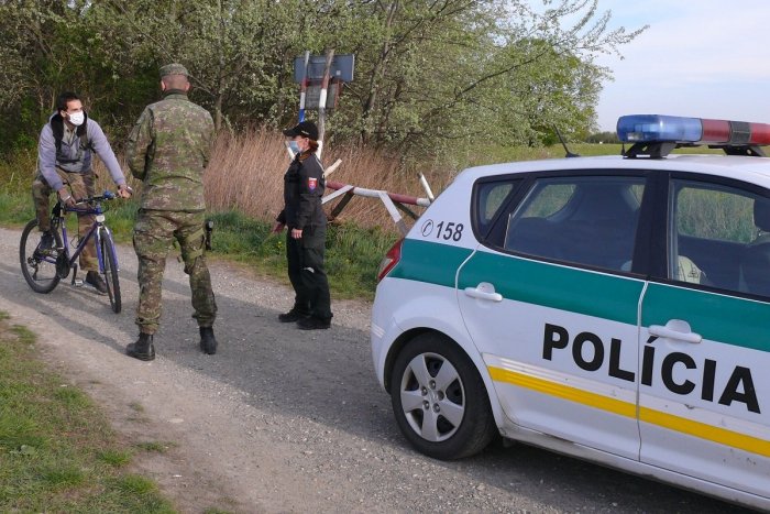 Ilustračný obrázok k článku Manželský pár si nezvolil dobrú cestu: Z cyklotúry rovno do karantény