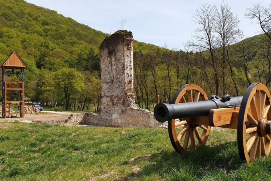 Ilustračný obrázok k článku V areáli pavlínskeho kláštora v Gombaseku pribudla fontána a replika dela, FOTO