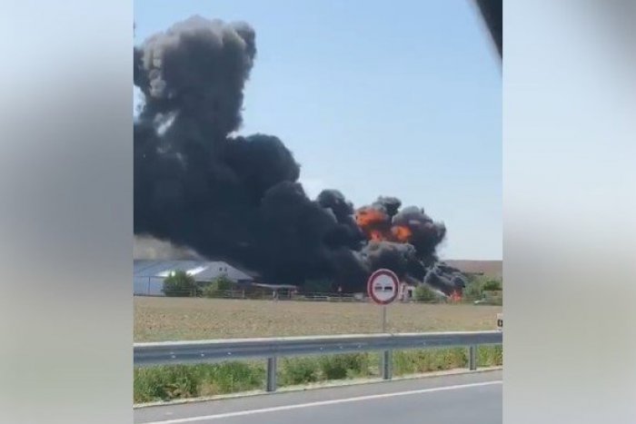 Ilustračný obrázok k článku Požiar vo Vrakuni: S plameňmi bojuje viac ako 50 hasičov