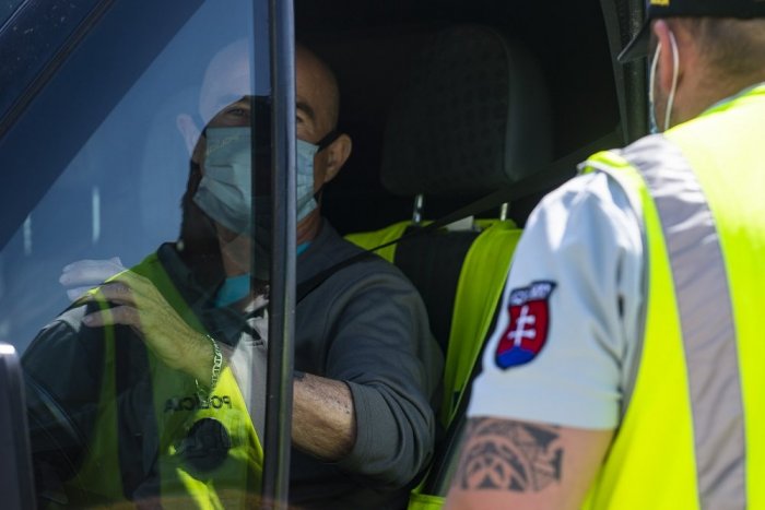 Ilustračný obrázok k článku Krok v ústrety pendlerom? Hlavný hygienik príde s riešením