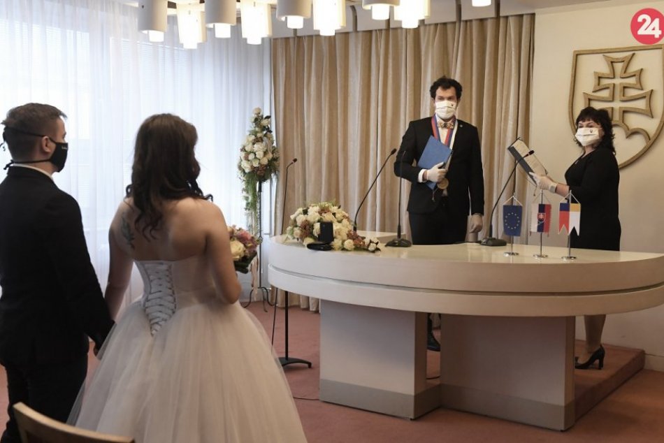 Ilustračný obrázok k článku Chystáte svadbu? Nevesta a ženích si v Trnave môžu na sobáš pozvať dvadsať hostí