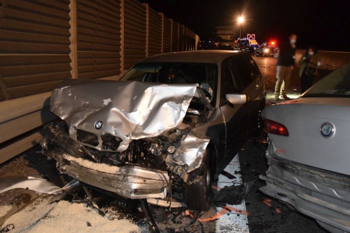 Ilustračný obrázok k článku Na R1 sa rútil v protismere: Zrážka piatich áut si vyžiadala dva ľudské životy