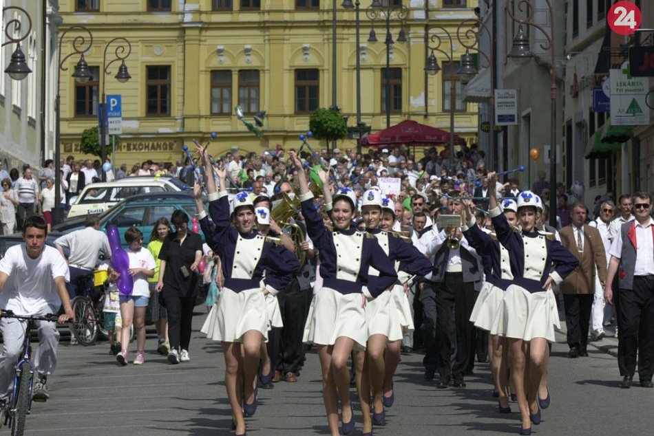 Ilustračný obrázok k článku DOBOVÉ zábery z prvomájových OSLÁV v Bystrici: V sprievode nechýbali ani mažoretky, FOTO