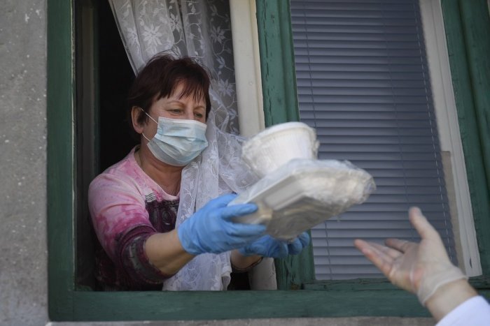 Ilustračný obrázok k článku Pozor na to, za čo platíte! Plagáty lákajúce seniorov na lacné obedy vyvolali otázky