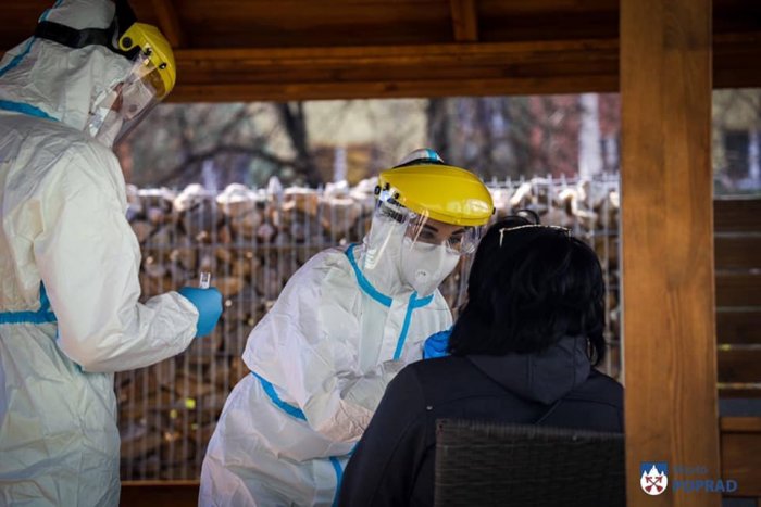 Ilustračný obrázok k článku Zamestnanci CSS a ZSS pre občanov bez prístrešia v Poprade nemajú COVID-19