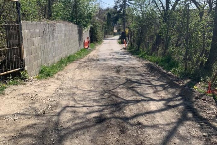 Ilustračný obrázok k článku Zosúvajúcu cestu Včelárska paseka vo Vyšnom Opátskom opravujú