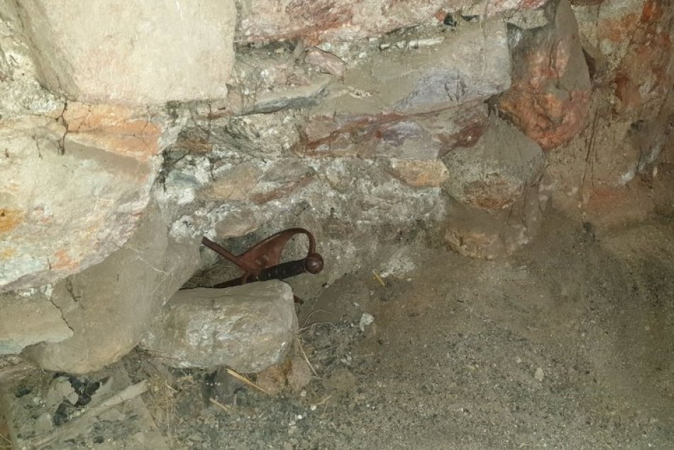 Ilustračný obrázok k článku Robotníci našli v kaštieli v Jelšave repliku dýky: Odborníčka v úžase nad jednou vecou, FOTO