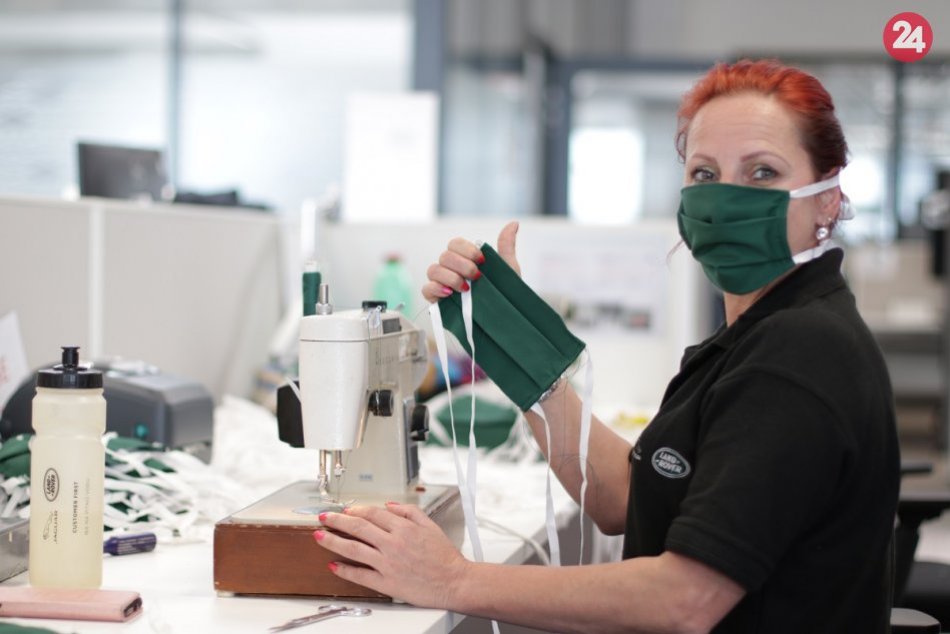 Ilustračný obrázok k článku Z lakovne za šijací stroj: V Jaguari si môžu odpracovať plat výrobou rúšok