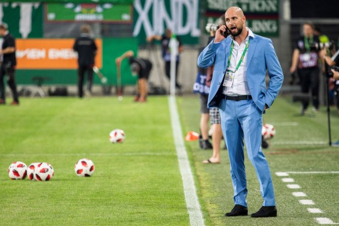 Ilustračný obrázok k článku Šéf futbalového Slovana v tom má jasno: Sezónu by sme mali dohrať, tvrdí Kmotrík mladší