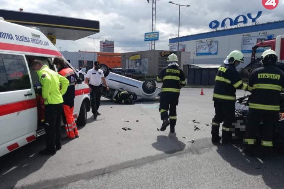 Ilustračný obrázok k článku Aktuálne FOTO z nehody na bystrickej križovatke: Auto na streche a zranený vodič