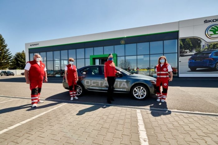 ŠKODA AUTO Slovensko pomáha aj Slovenskému Červenému krížu v Leviciach,