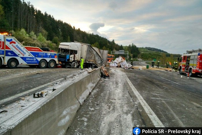 Ilustračný obrázok k článku Nehoda na D1 medzi Popradom a Prešovom: Prevrátený kamión odstavil dopravu, FOTO