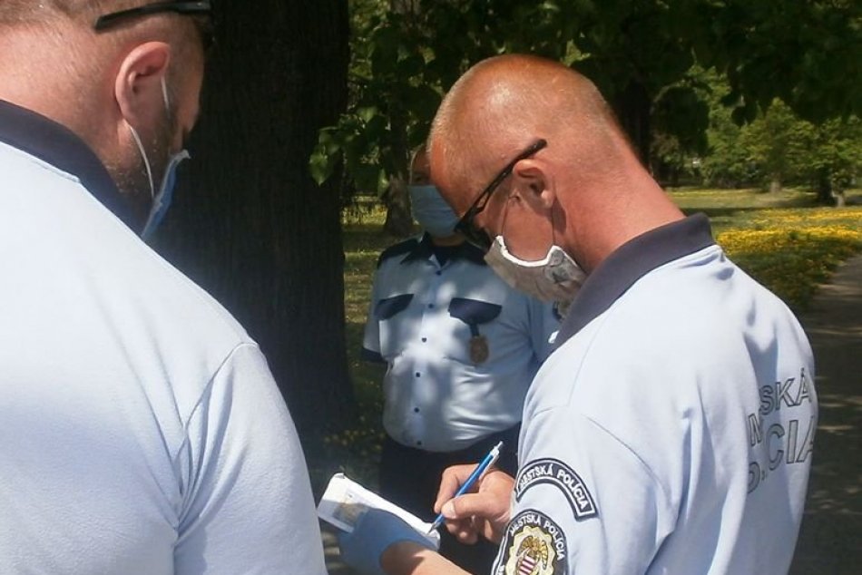 Ilustračný obrázok k článku Hrôza v centre Bystrice: Agresívni mladíci napadli vodiča trolejbusu aj policajtov