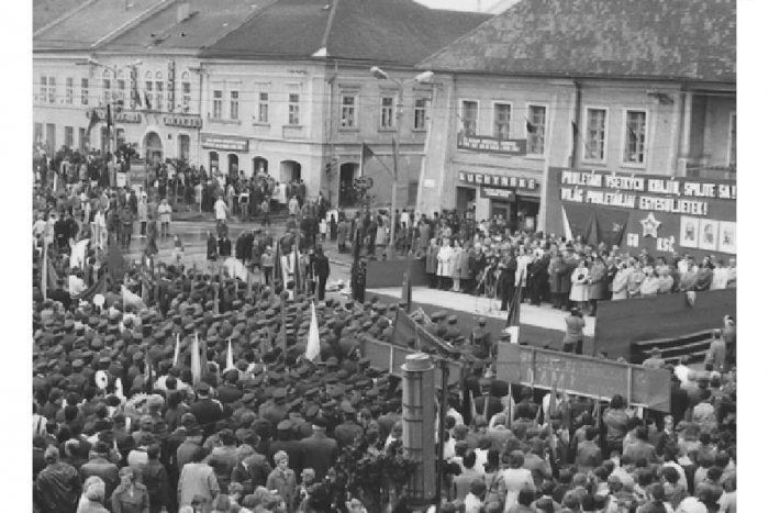 Ilustračný obrázok k článku ARCHÍVNE VIDEO: Takto sa oslavoval 1. máj v Rožňave