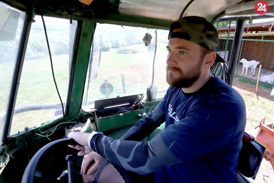 Ilustračný obrázok k článku Reprezentačný brankár v traktore? Na ranči pri Zvolene nezaháľa ani počas pandémie, FOTO