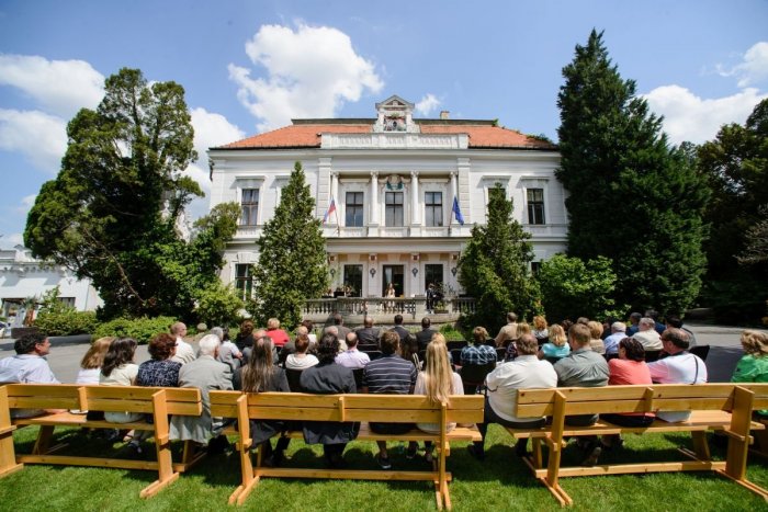 Ilustračný obrázok k článku Zachraňujú vzácnu pamiatku: Kaštieľ v Arboréte Mlyňany prechádza obnovou