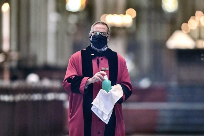 Ilustračný obrázok k článku Sväté omše dostali zelenú, ale nedostane sa na ne každý. Čo nebudete môcť počas obradov robiť?