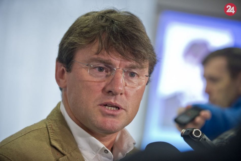 Ilustračný obrázok k článku Ľubomír Moravčík o svojom konci v Nitre: Vyhodili ma ako prašivého psa!