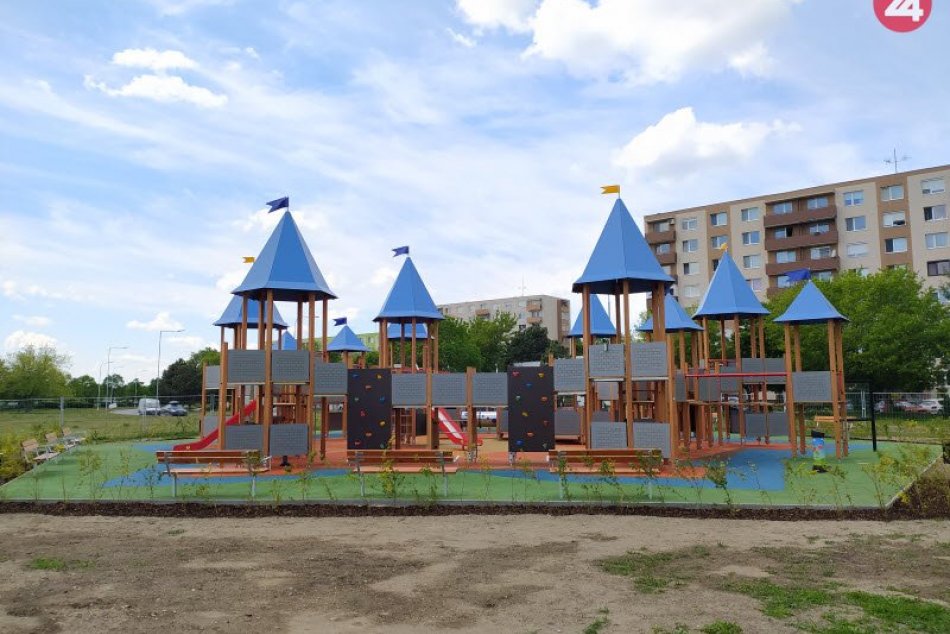 Ilustračný obrázok k článku FOTO: Na hrádzi vyrástlo ihrisko za 400-tisíc. TAKTO vyzerá Cultplay v Zámkoch