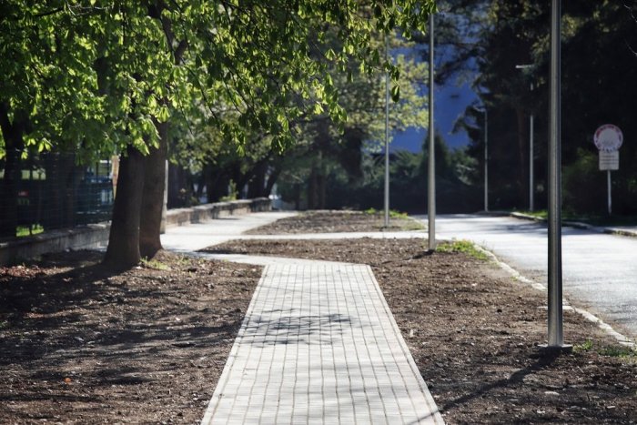 Ilustračný obrázok k článku Pomáha predísť kolíziám áut a chodcov: Na Sídlisku III zvýšil bezpečnosť nový chodník