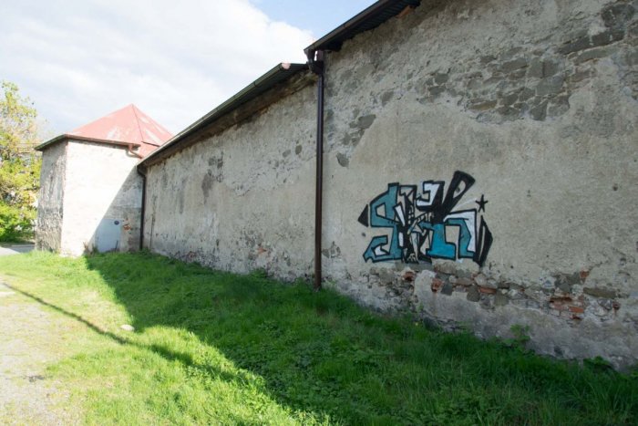 Ilustračný obrázok k článku Niekto v Nižnej Šebastovej postriekal múr kultúrnej pamiatky: Hrozí za to 8 rokov