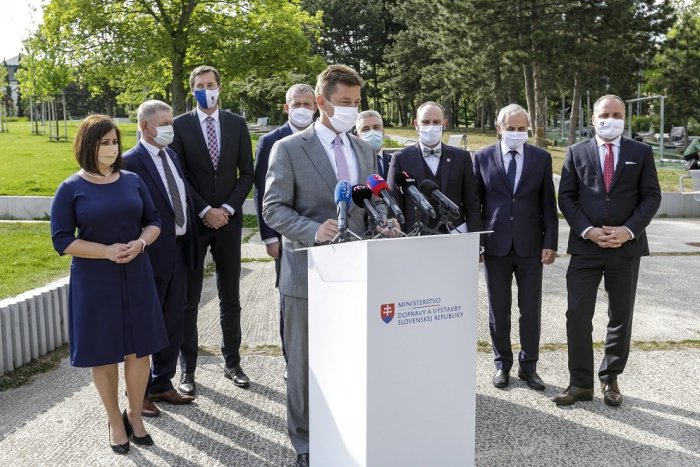 Ilustračný obrázok k článku Skokanom je Košický kraj. Vyhral Trenčiansky, Bratislavský pohorel. V transparentnosti