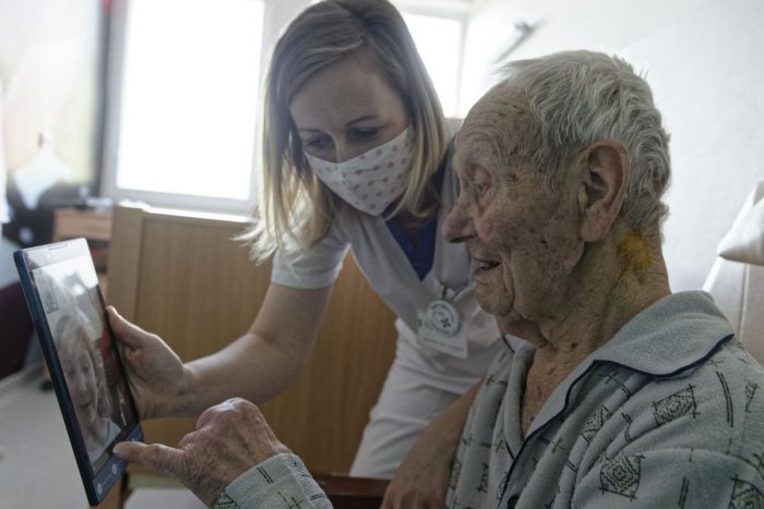 Ilustračný obrázok k článku Parádna novinka v michalovskej nemocnici: Pacientov s rodinami spájajú cez videohovory