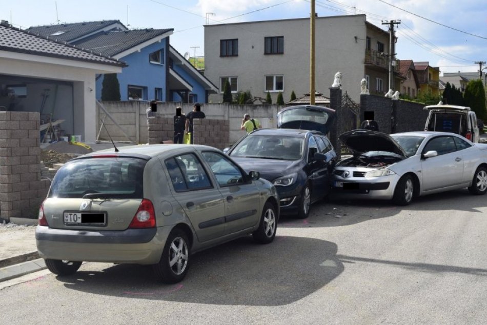 Ilustračný obrázok k článku Tri rozbité autá a škoda za 10-tisíc eur: Vodič po nehode nafúkal, FOTO