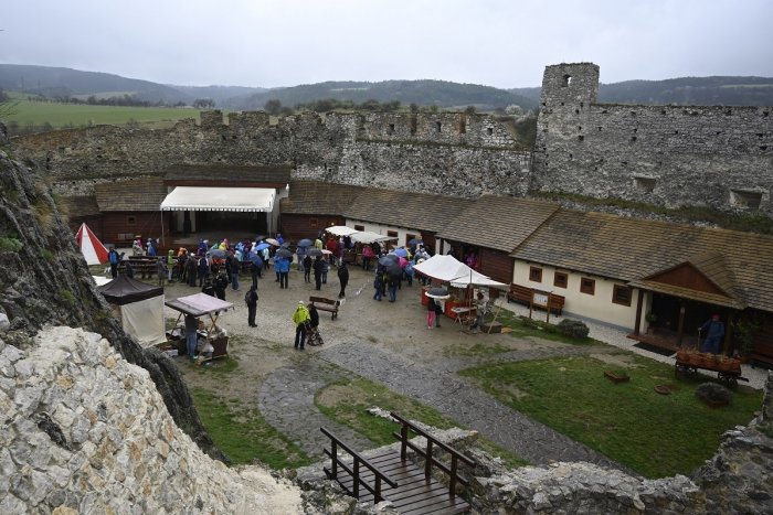 Ilustračný obrázok k článku Hrad Beckov otvára brány: Turistom ponúkajú tieto možnosti