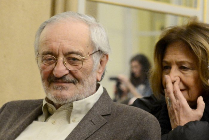 Ilustračný obrázok k článku SVET O SLOVENSKU: Aj Lasica a Vášáryová už riešia boj s koronavírusom