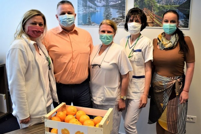 Ilustračný obrázok k článku FOTO z humenskej nemocnice: Riaditeľ nosí zdravotníkom ovocie, všimnite si jeho košele